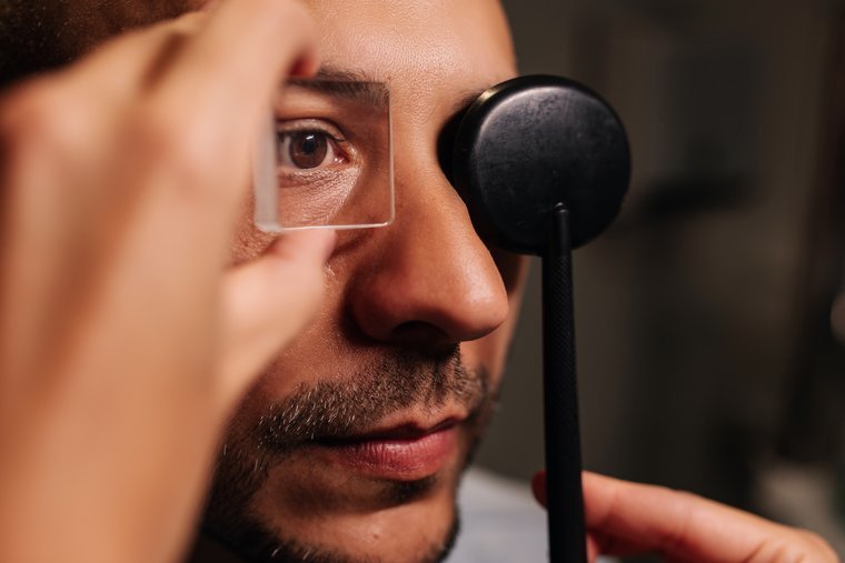 Exame de alinhamento ocular durante consulta de estrabismo